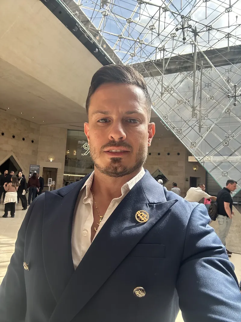 الدكتور باسل أسعد، مؤسس tracee، مصوَّرًا تحت هرم اللوفر في باريس