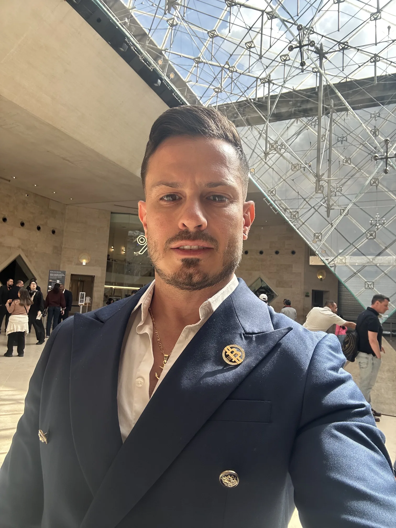 Bassel Assaad, PhD, fondateur de tracee, sous la Pyramide du Louvre, Paris
